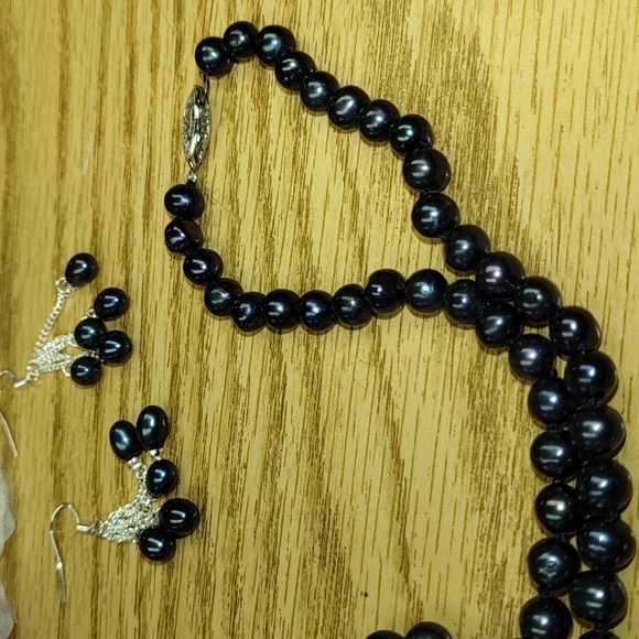 New Black Akoya pearl necklace and earrings. - Picture 7 of 8